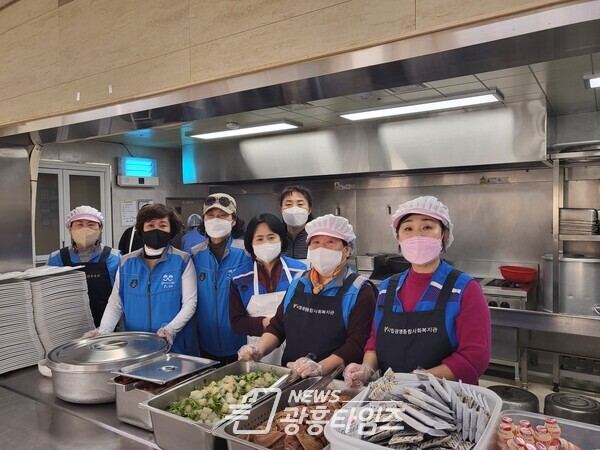 광명시 광명3동 지역 사회보장협의체는 매주 월요일과 목요일 광명종합사회복지관에서 어르신들의 식사를 돕는 봉사활동을 펼치고 있다(사진제공=광명3동 행정복지센터)