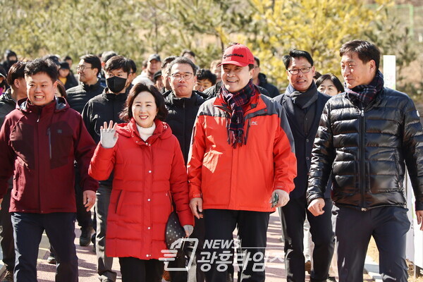 ‘탄소중립 실천을 위한 두발로 Day’행사에 동참한 김성제 시장(사진제공=의왕시)