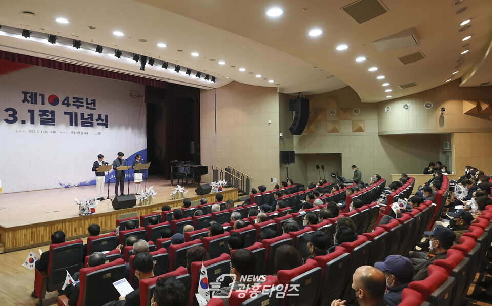 시흥시는 제104주년 3.1절을 맞아 1일 오전 10시 시청 늠내홀에서 기념식을 개최했다(사진제공=시흥시) 시흥시는 제104주년 3.1절을 맞아 1일 오전 10시 시청 늠내홀에서 기념식을 개최했다(사진제공=시흥시)
