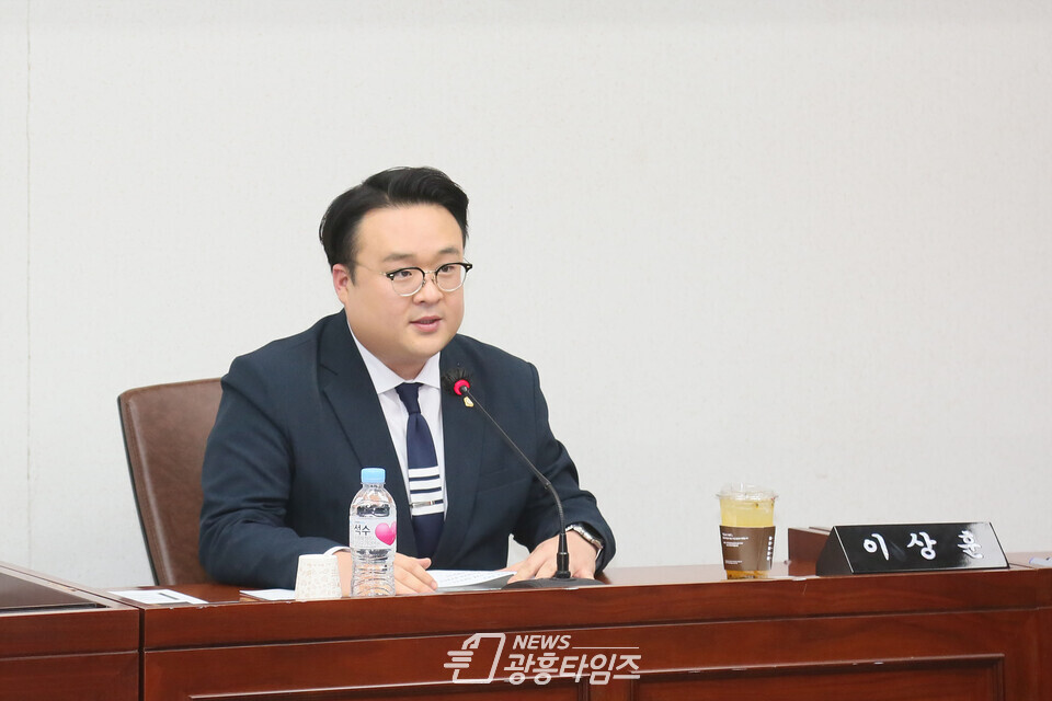 간담회를 주재하고 있는 이상훈 대표 의원(사진제공=시흥시의회) 간담회를 주재하고 있는 이상훈 대표 의원(사진제공=시흥시의회)