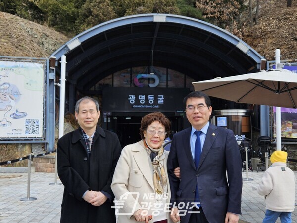 양기대 국회의원, 3·1절 맞아 이용수 할머니 광명동굴 초청_좌측부터 최봉태 변호사 이용수 할머니 양기대 의원(사진제공=양기대 의원실) 양기대 국회의원, 3·1절 맞아 이용수 할머니 광명동굴 초청_좌측부터 최봉태 변호사 이용수 할머니 양기대 의원(사진제공=양기대 의원실)