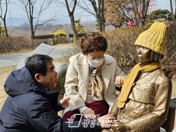 광명동굴 입구에 세워진 ‘평화의 소녀상’을 살펴보고 있는 이용수 할머니와 양기대 의원(사진제공=양기대의원실) 광명동굴 입구에 세워진 ‘평화의 소녀상’을 살펴보고 있는 이용수 할머니와 양기대 의원(사진제공=양기대의원실)