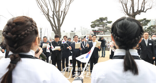 염종현 의장, 3.1절 104주년 맞아 기념식에서 태극기를 흔들며 3.1절 노래를 부르고 있다(사진제공=경기도의회) 염종현 의장, 3.1절 104주년 맞아 기념식에서 태극기를 흔들며 3.1절 노래를 부르고 있다(사진제공=경기도의회)