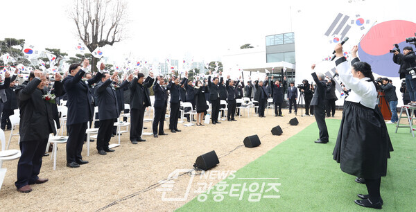 3.1절 104주년 맞아 기념식에서 만세 삼창을 하고 있다(사진제공=경기도의회) 3.1절 104주년 맞아 기념식에서 만세 삼창을 하고 있다(사진제공=경기도의회)