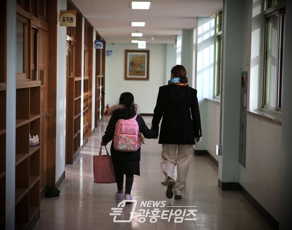 임오경 의원, 도덕초 광명중에서 개교 알리는 등교 맞이 행사 참석(사진제공=임오경 의원실) 임오경 의원, 도덕초 광명중에서 개교 알리는 등교 맞이 행사 참석(사진제공=임오경 의원실)