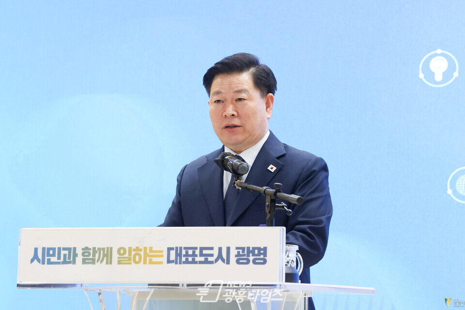 박승원 광명시장은 지난 3일 시청 대회의실에서 열린 직원 월례회의에서 구로차량기지 이전 중단을 위해 1 500여 시 공직자들과 함께 똘똘 뭉쳐서 헤쳐나갈 것이라고 밝혔다(사진제공=광명시) 박승원 광명시장은 지난 3일 시청 대회의실에서 열린 직원 월례회의에서 구로차량기지 이전 중단을 위해 1 500여 시 공직자들과 함께 똘똘 뭉쳐서 헤쳐나갈 것이라고 밝혔다(사진제공=광명시)