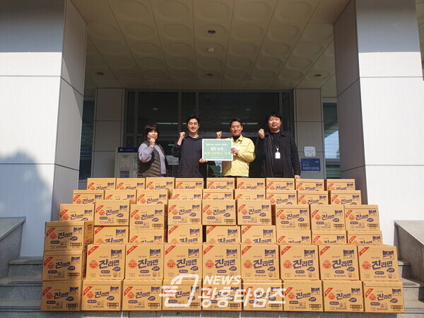 군자동, 열린농원 한부모가정 위한 라면 기탁(사진제공=군자동 행정복지센터)