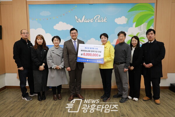 정왕2동 본이되는 교회, 청소년 위한 장학기금 전달(사진제공=정왕2동 행정복지센터)