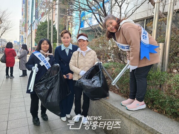 철산 상업 지구 일대 환경정화 활동(사진제공=임오경 의원실) 철산 상업 지구 일대 환경정화 활동(사진제공=임오경 의원실)