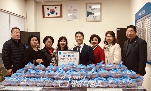 광명시 철산3동 철3사랑회는 9일 경기 침체와 물가상승 등으로 어려운 저소득 국가유공자 및 독거노인 100가구에 따뜻한 마음으로 준비한 밑반찬을 전달했다(사진제공=철산3동 행정복지센터)