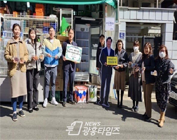 광명시 철산2동 행정복지센터 직원들은 13일 직접 만든 반찬을 마을냉장고에 기부했다(사진제공=철산2동 행정복지센터)