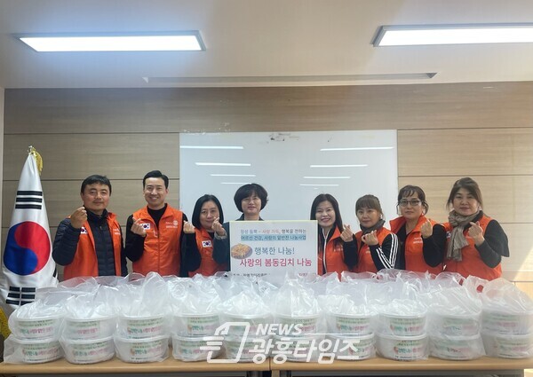 광명시 하안3동 독거노인 등 취약계층 50가구에 광명로타리클럽 365지역봉사단에서 14일 정성껏 준비한 봄맞이 김치를 전달하며 이웃사랑을 실천했다(사진제공=하안3동 행정복지센터)