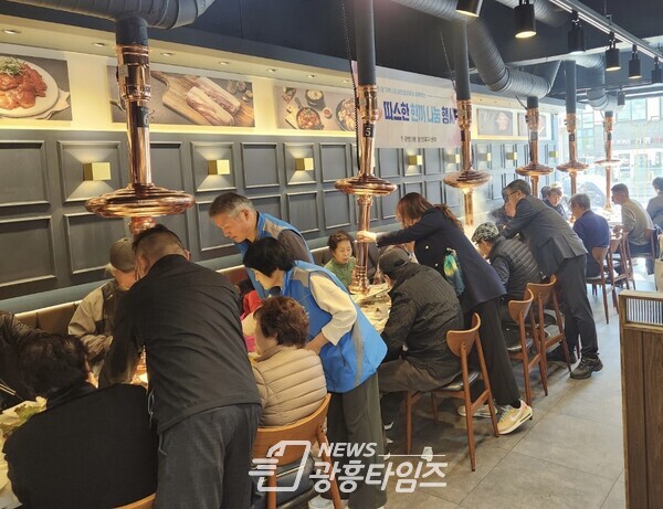 광명시 광명3동 저소득 어르신을 위해 명륜진사갈비 광명사거리점에서 지난 14일 점심 식사를 대접했다(사진제공=광명3동 행정복지센터)
