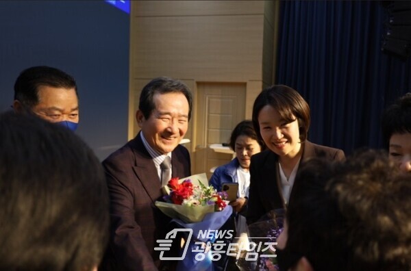 더불어민주당 경기도당 의왕과천지역위원회(위원장 이소영 국회의원)는 14일 오후 6시30분 의왕신협 본점 5층 대강당에서 당원 200여명이 참석한 가운데, 정세균 전 국무총리를 초청해 강연회를 개최했다(사진제공=이소영 의원실) 더불어민주당 경기도당 의왕과천지역위원회(위원장 이소영 국회의원)는 14일 오후 6시30분 의왕신협 본점 5층 대강당에서 당원 200여명이 참석한 가운데, 정세균 전 국무총리를 초청해 강연회를 개최했다(사진제공=이소영 의원실)