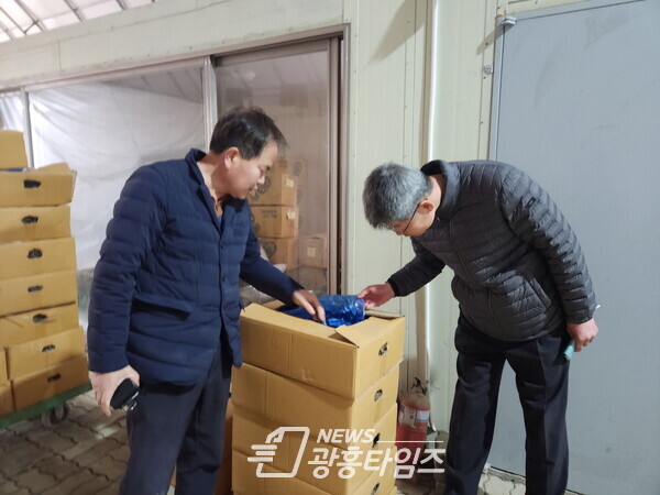  갯골영농조합법인, 연성동저소득 가구에 연근 후원(사진제공=연성동 행정복지센터)