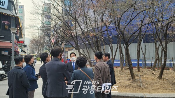 김규식 광명시 부시장(좌측 다섯번째)은 22일 오후 3시 소하동 상업지구를 방문하여 상권활성화를 위한 주변 상인들의 목소리를 듣는 시간을 가졌다(사진제공=광명시) 김규식 광명시 부시장(좌측 다섯번째)은 22일 오후 3시 소하동 상업지구를 방문하여 상권활성화를 위한 주변 상인들의 목소리를 듣는 시간을 가졌다(사진제공=광명시)