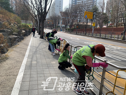  군포오금동가로펜스청소(사진제공=오금동 행정복지센터)