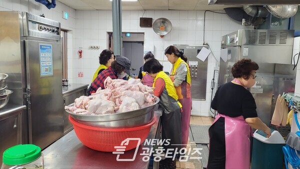 대상티앤디, 관내 취야가구 위한 사랑의 후원품 전달(사진제공=대야동 행정복지센터)