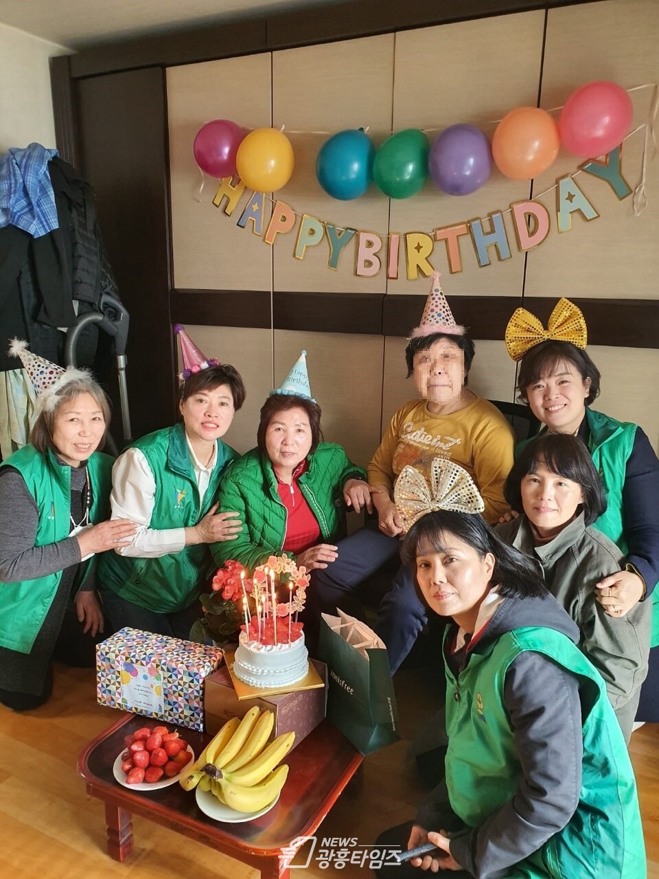 광명시 하안3동 새마을부녀회·지도자협의회는 28일 생일을 맞이한 홀몸어르신을 찾아가 생일파티를 열었다(사진제공=하안3동 행정복지센터)