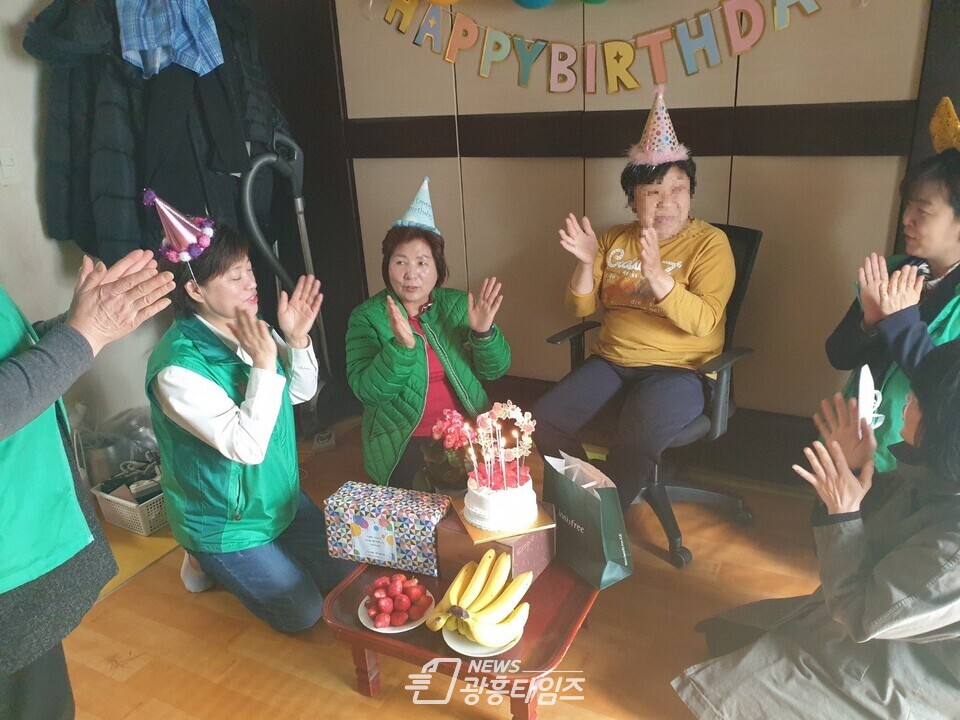 광명시 하안3동 새마을부녀회·지도자협의회는 28일 생일을 맞이한 홀몸어르신을 찾아가 생일파티를 열었다(사진제공=하안3동 행정복지센터)