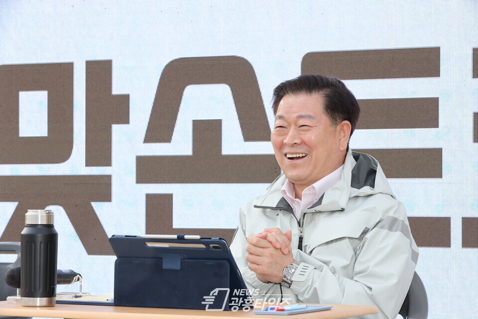 광명시는 지난 28일 일직동 새빛공원에서 ‘기후위기 대응’을 주제로 맞손토크 진행했다(사진제공=광명시) 광명시는 지난 28일 일직동 새빛공원에서 ‘기후위기 대응’을 주제로 맞손토크 진행했다(사진제공=광명시)