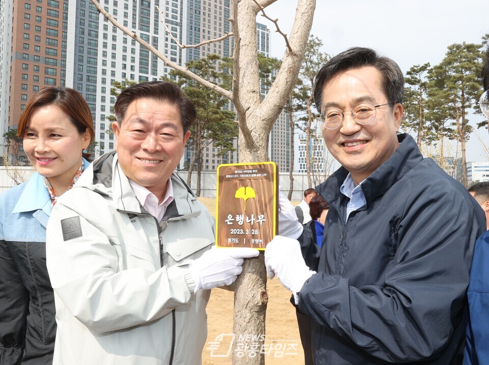 광명시는 지난 28일 일직동 새빛공원에서 ‘기후위기 대응’을 주제로 맞손토크 진행했다(사진제공=광명시) 광명시는 지난 28일 일직동 새빛공원에서 ‘기후위기 대응’을 주제로 맞손토크 진행했다(사진제공=광명시)