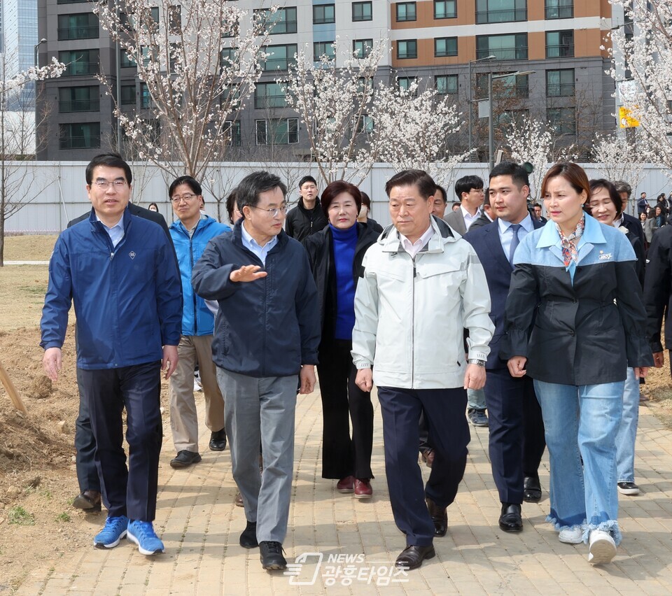 광명시는 지난 28일 일직동 새빛공원에서 ‘기후위기 대응’을 주제로 맞손토크 진행했다(사진제공=광명시) 광명시는 지난 28일 일직동 새빛공원에서 ‘기후위기 대응’을 주제로 맞손토크 진행했다(사진제공=광명시)