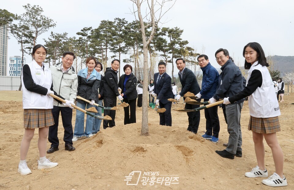 광명시는 지난 28일 일직동 새빛공원에서 ‘기후위기 대응’을 주제로 맞손토크 진행했다(사진제공=광명시) 광명시는 지난 28일 일직동 새빛공원에서 ‘기후위기 대응’을 주제로 맞손토크 진행했다(사진제공=광명시)