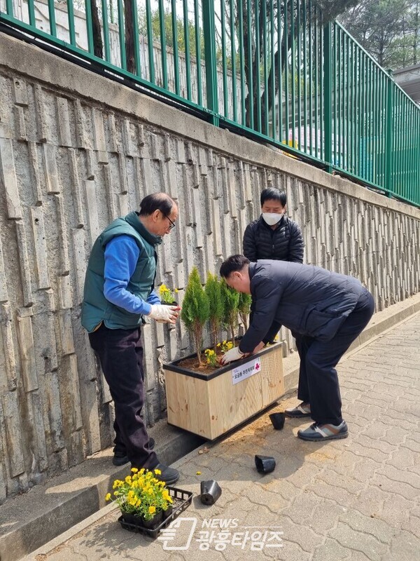  오금동 오금초교길 화분조성사업 (사진제공=오금동 행정복지센터)