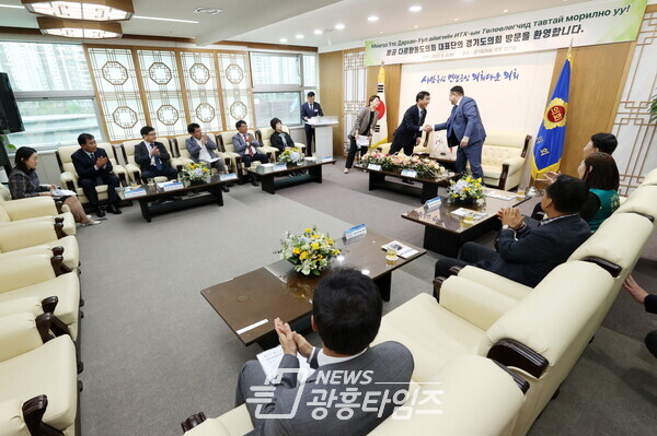 염종현 의장, 몽골 다르항올 도의회 의장 접견...보건.교육.농업 교류방안 폭넓게 논의 (사진제공=경기도의회) 염종현 의장, 몽골 다르항올 도의회 의장 접견...보건.교육.농업 교류방안 폭넓게 논의 (사진제공=경기도의회)