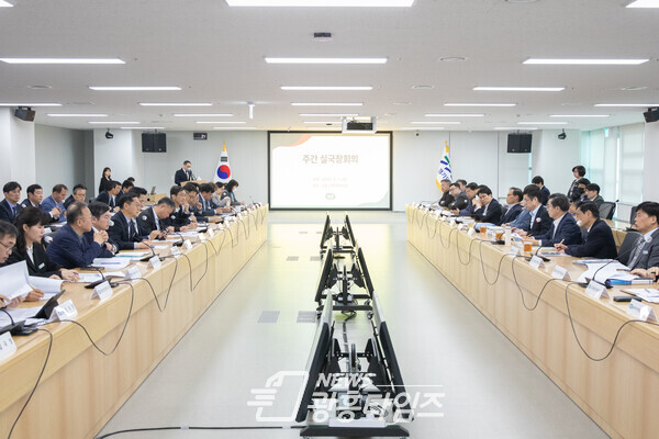 7일 오전 경기도청 다목적회의실에서 김동연 경기도지사, 오병권 행정1부지사, 오후석 행정2부지사, 염태영 경제부지사 등이 참석한 가운데 주간 실국장회의가 열리고 있다(사진제공=경기도)