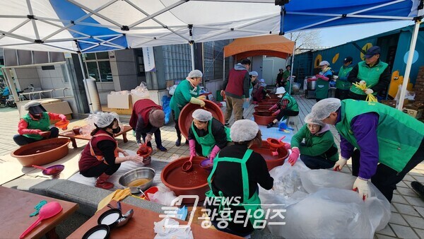  신현동 새마을부녀회 사랑의 고추장 나눔(사진제공=신현동 행정복지센터)
