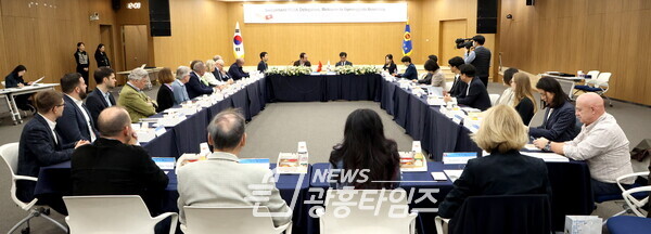 염종현 의장, 스위스-한국 의원친선협회 접견...경제.산업교류 활성화 위한 협력 논의_최종 (사진제공=경기도의회) 염종현 의장, 스위스-한국 의원친선협회 접견...경제.산업교류 활성화 위한 협력 논의_최종 (사진제공=경기도의회)