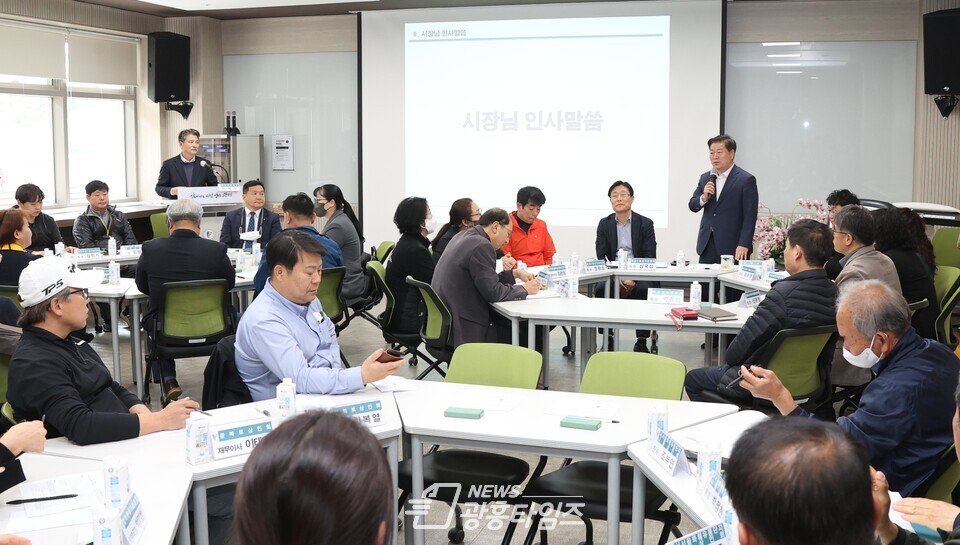 광명시는 지난 13일 평생학습원에서 관내 19개 골목상권상인회 임원 등 소상공인 40여 명이 참석한 가운데 간담회를 열었다(사진제공=광명시) 광명시는 지난 13일 평생학습원에서 관내 19개 골목상권상인회 임원 등 소상공인 40여 명이 참석한 가운데 간담회를 열었다(사진제공=광명시)