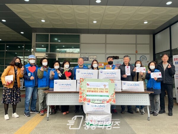 광명시 소하1동 지역사회보장협의체는 지난 13일 광명마을냉장고 8개소에 동 주식회사 ㈜케이엠미트에서 200kg 상당 사골뼈 등을 나누는 행사를 진행했다(사진제공=소하1동 행정복지센터)