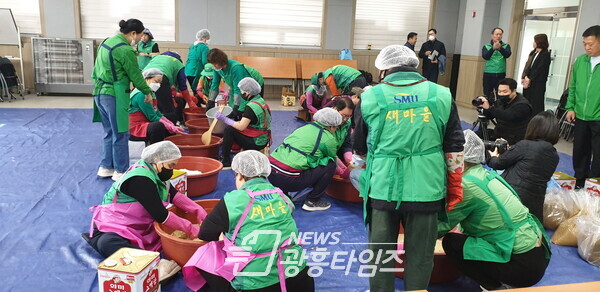 시흥시 새마을 부녀회 고추장 나눔 활동 전개(사진제공=시흥시)