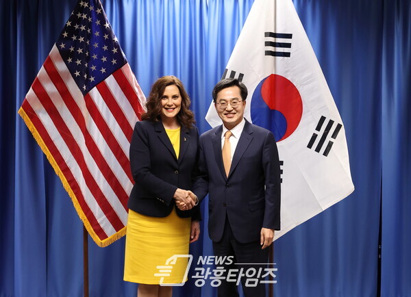 현지시간 11일 오후 미시간(디트로이트)에서 김동연 경기도지사가 그레첸 휘트머(Gretchen Whitmer) 미시간 주지사와 기념촬영을 하고 있다(사진제공=경기도) 현지시간 11일 오후 미시간(디트로이트)에서 김동연 경기도지사가 그레첸 휘트머(Gretchen Whitmer) 미시간 주지사와 기념촬영을 하고 있다(사진제공=경기도)