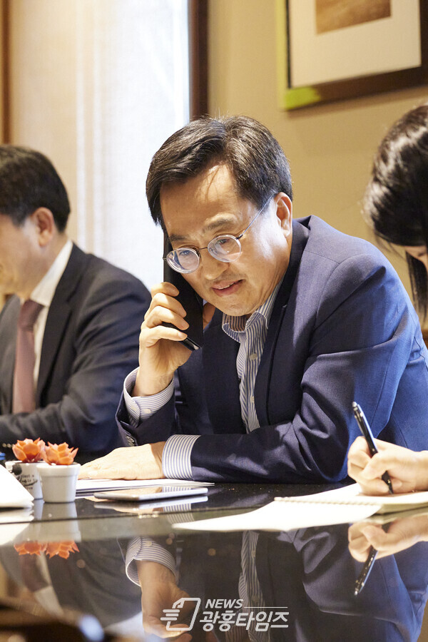 현지시간 14일 김동연 경기도지가 글렌 영킨(Glenn Youngkin) 버지니아 주지사와 전화통화를 하고 있다(사진제공=경기도) 현지시간 14일 김동연 경기도지가 글렌 영킨(Glenn Youngkin) 버지니아 주지사와 전화통화를 하고 있다(사진제공=경기도)