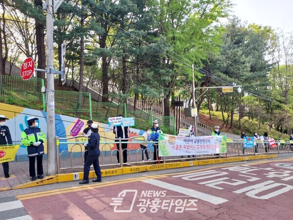 경기도 광명동초, 등굣길 흡연예방 및 안전 캠페인 실시(사진제공=광명동초등학교) 경기도 광명동초, 등굣길 흡연예방 및 안전 캠페인 실시(사진제공=광명동초등학교)