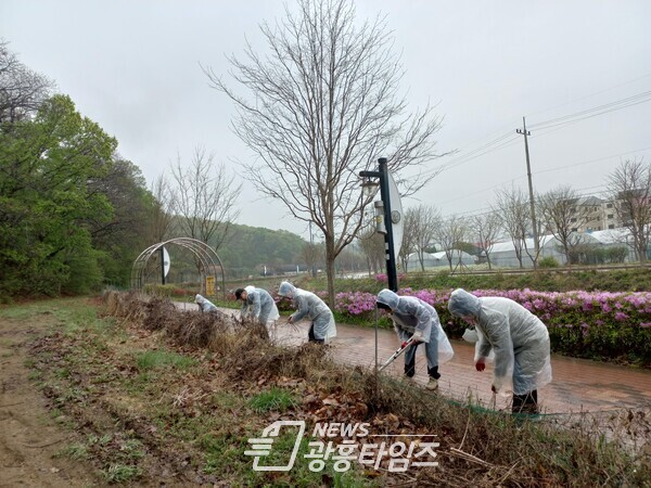  고천동 꽃길가꾸기(사진제공=고천동 주민센터)