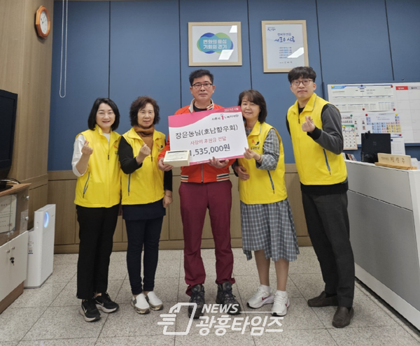 장윤동씨, 사랑의 돼지저금통 기부(사진제공=정왕본동 행정복지센터)