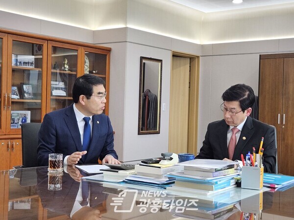 양기대 의원, 기재부 방문해 구로차량기지 광명이전 백지화 거듭 촉구(사진제공=양기대 의원실) 양기대 의원, 기재부 방문해 구로차량기지 광명이전 백지화 거듭 촉구(사진제공=양기대 의원실)