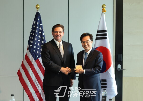 김동연 지사, 론 디샌티스 플로리다주지사 면담(사진제공=경기도) 김동연 지사, 론 디샌티스 플로리다주지사 면담(사진제공=경기도)