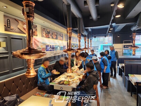 광명시 광명3동 저소득 어르신 10명에게 명륜진사갈비 광명사거리점에서 지난 26일 점심 식사를 대접했다(사진제공=광명3동 행정복지센터)
