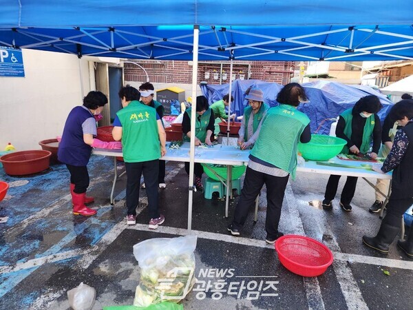 광명시 광명4동 새마을지도자협의회·부녀회는 어버이날을 맞아 4일 직접 만든 영양 도시락을 관내 경로당 3개소와 홀로 사시는 어르신 등 취약계층 160명에게 전달했다(사진제공=광명4동 행정복지센터)