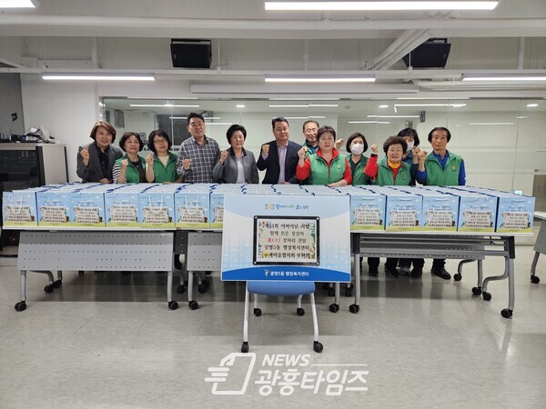 광명시 광명5동 새마을지도자협의회·부녀회는 지난 3일 제51회 어버이날을 맞아 관내 어르신 100명을 대상으로 영양식 세트로 구성된 효 보따리를 전달하는 행사를 진행했다(사진제공=광명5동 행정복지센터)