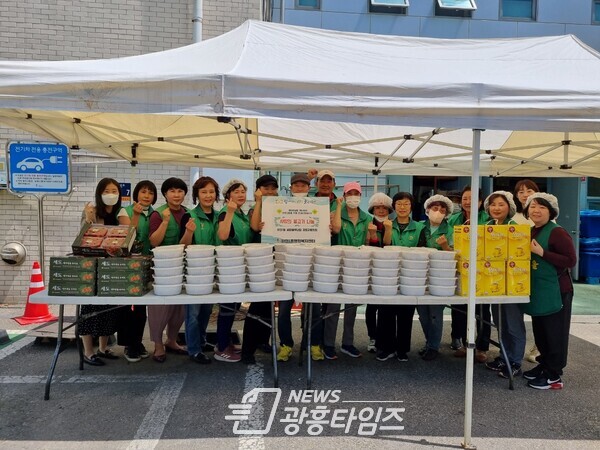 광명시 하안1동 새마을부녀회·지도자협의회는 어버이날을 맞아 지난 3일 동 행정복지센터 앞마당에서 ‘사랑의 불고기 나눔 행사’를 진행하고 관내 취약계층 어르신 70가구와 경로당에 직접 만든 불고기를 전달했다(사진제공=하안1동 행정복지센터)