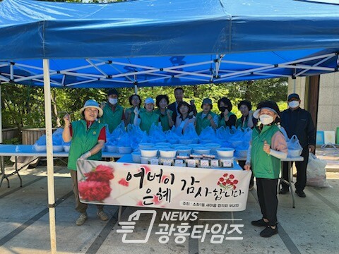 광명시 소하1동 새마을지도자협의회·부녀회는 제51회 어버이날을 기념하여 지난 3일 관내 취약계층 어르신 100여 세대에 감사의 마음을 담아 양념불고기 절편 등 감사선물을 전달했다(사진제공=소하1동 행정복지센터)