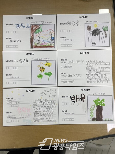구로차량기지 광명이전 반대 공동대책위원회가 4일 오후 기재부를 방문해 지난 3일 저녁 구로차량기지 광명 이전 사업 백지화 염원 촛불행진 행사에 참여한 시민이 작성한 1 154매의 구로차량기지 광명 이전 반대 손편지를 타당성심사과 이창희 서기관에게 전달했다(사진제공=광명시) 구로차량기지 광명이전 반대 공동대책위원회가 4일 오후 기재부를 방문해 지난 3일 저녁 구로차량기지 광명 이전 사업 백지화 염원 촛불행진 행사에 참여한 시민이 작성한 1 154매의 구로차량기지 광명 이전 반대 손편지를 타당성심사과 이창희 서기관에게 전달했다(사진제공=광명시)