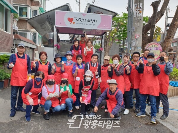 광명시 하안1동 단독필지 자치회는 지난 4일 한국SNS연합회 사랑의 짜장차와 공동으로 안현어린이공원에서 ‘사랑의 짜장차 나눔행사’를 개최했다(사진제공=하안1동 행정복지센터)